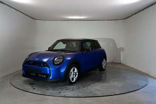 Schräge Frontansicht auf einen MINI COOPER , freigestellt