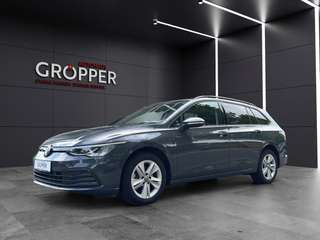Schräge Frontansicht auf einen Volkswagen Golf , freigestellt