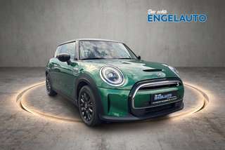 Schräge Frontansicht auf einen MINI COOPER SE , freigestellt