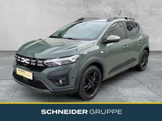 Schräge Frontansicht auf einen Dacia Sandero , freigestellt