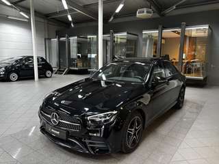 Schräge Frontansicht auf einen Mercedes-Benz E-Klasse , freigestellt