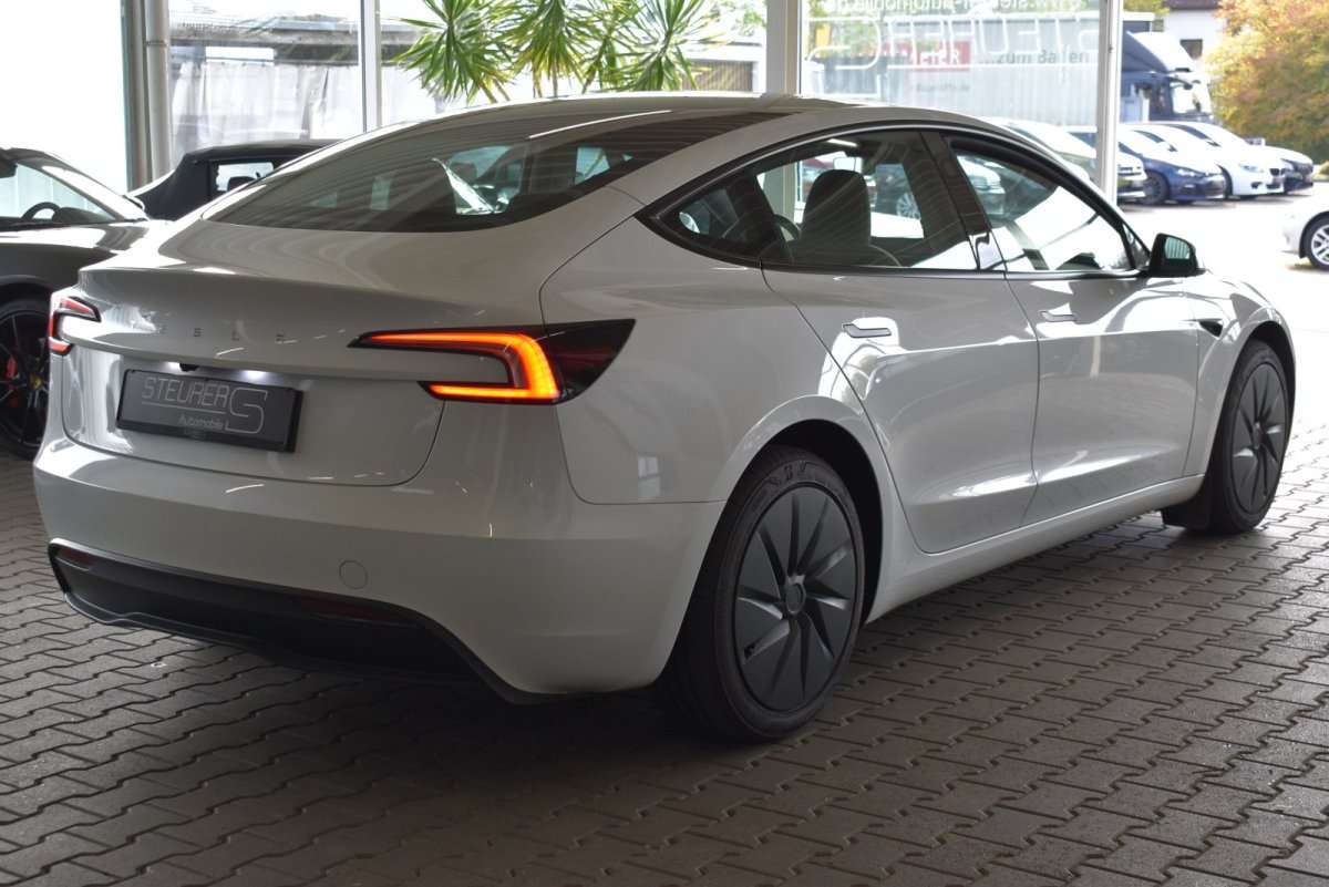 Fahrzeugbild eines TESLA Model 3