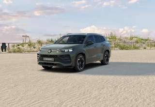 Schräge Frontansicht auf einen Volkswagen Tayron , freigestellt