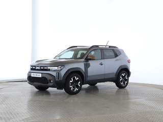 Schräge Frontansicht auf einen Dacia Duster , freigestellt