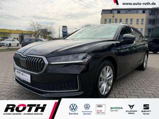 Schräge Frontansicht auf einen Skoda Superb , freigestellt