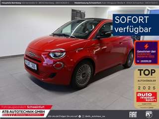 Schräge Frontansicht auf einen Fiat 500 , freigestellt