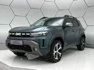 Schräge Frontansicht auf einen Dacia Duster , freigestellt