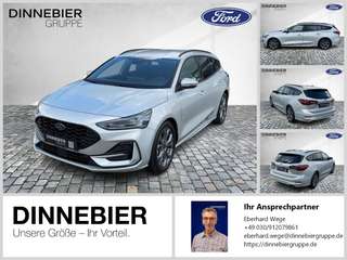 Schräge Frontansicht auf einen Ford Focus , freigestellt