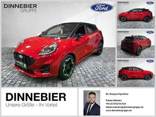 Schräge Frontansicht auf einen Ford Puma , freigestellt