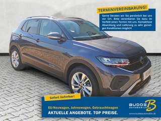 Schräge Frontansicht auf einen Volkswagen T-Cross , freigestellt