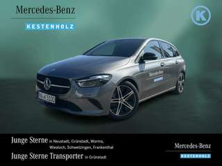 Schräge Frontansicht auf einen Mercedes-Benz B-Klasse , freigestellt