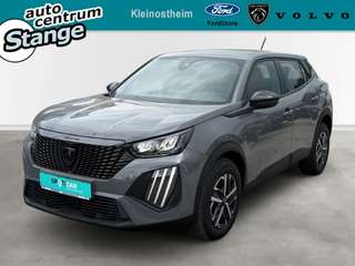 Schräge Frontansicht auf einen Peugeot 2008 , freigestellt