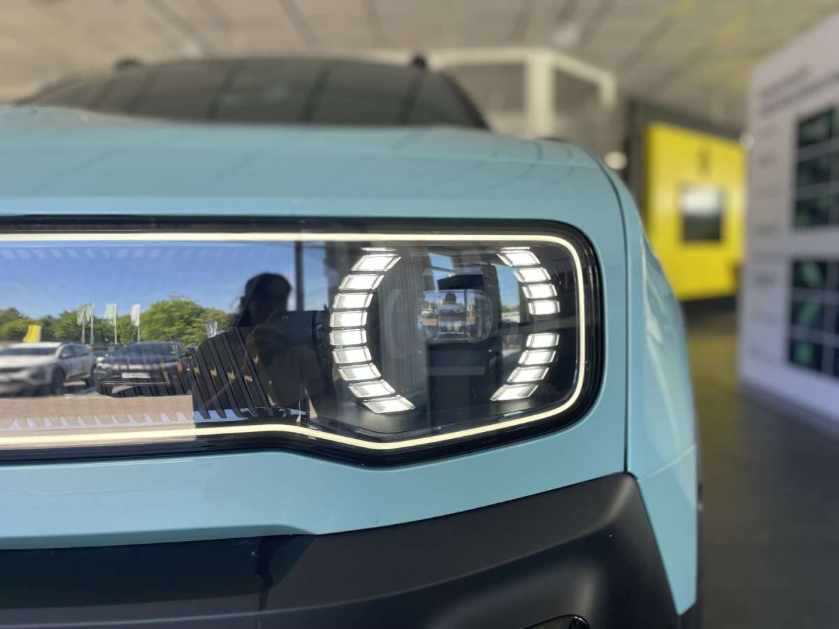 Fahrzeugbild eines Renault 4 E-TECH