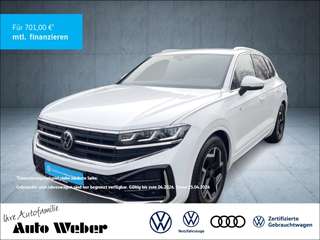 Schräge Frontansicht auf einen Volkswagen Touareg , freigestellt