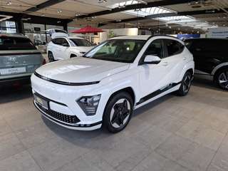 Schräge Frontansicht auf einen Hyundai Kona Elektro , freigestellt