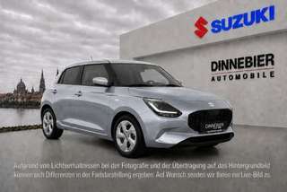 Schräge Frontansicht auf einen Suzuki Swift , freigestellt