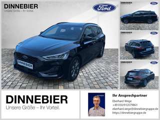 Schräge Frontansicht auf einen Ford Focus , freigestellt