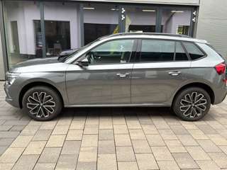 Schräge Frontansicht auf einen Skoda Kamiq , freigestellt