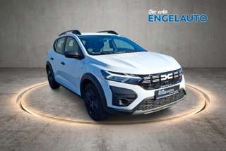 Schräge Frontansicht auf einen Dacia Sandero , freigestellt