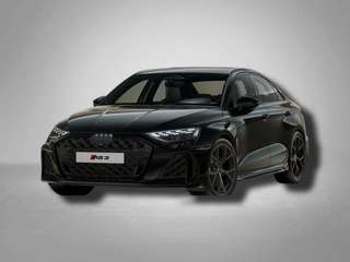 Schräge Frontansicht auf einen Audi RS3 , freigestellt