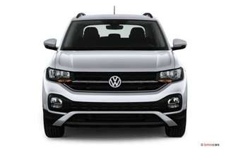 Schräge Frontansicht auf einen Volkswagen T-Cross , freigestellt