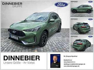 Schräge Frontansicht auf einen Ford Kuga , freigestellt