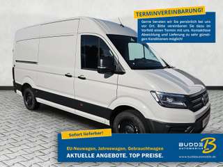 Schräge Frontansicht auf einen Volkswagen Crafter , freigestellt