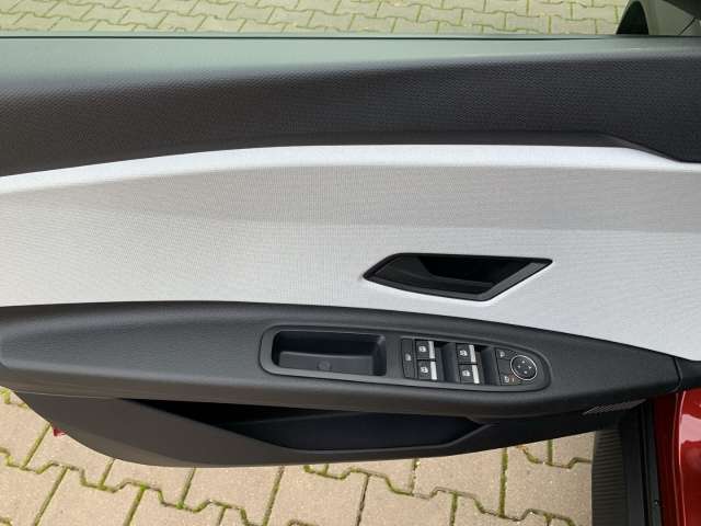 Fahrzeugbild eines Renault 4 E-TECH