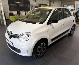 Schräge Frontansicht auf einen Renault Twingo , freigestellt