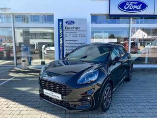 Schräge Frontansicht auf einen Ford Puma , freigestellt
