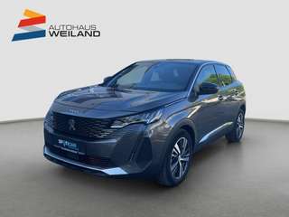 Schräge Frontansicht auf einen Peugeot 3008 , freigestellt