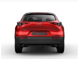 Schräge Frontansicht auf einen Mazda CX-30 , freigestellt