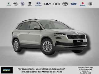 Schräge Frontansicht auf einen Skoda Karoq , freigestellt
