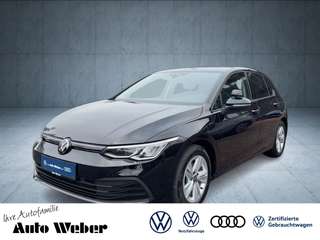 Schräge Frontansicht auf einen Volkswagen Golf , freigestellt