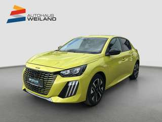Schräge Frontansicht auf einen Peugeot 208 , freigestellt