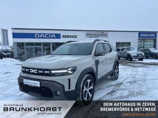 Schräge Frontansicht auf einen Dacia Duster , freigestellt