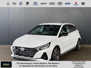 Schräge Frontansicht auf einen Hyundai i20 , freigestellt