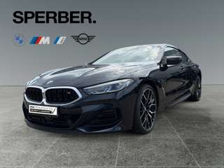 Schräge Frontansicht auf einen BMW 8er-Reihe , freigestellt