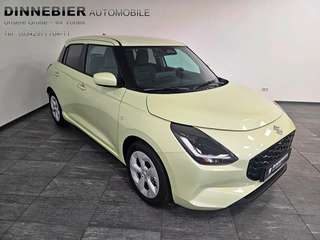Schräge Frontansicht auf einen Suzuki Swift , freigestellt