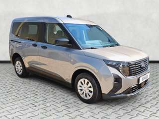 Schräge Frontansicht auf einen Ford Tourneo Courier , freigestellt