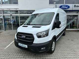 Schräge Frontansicht auf einen Ford Transit , freigestellt