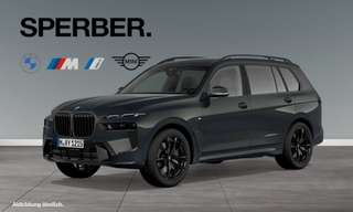 Schräge Frontansicht auf einen BMW X7 , freigestellt