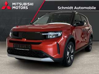 Schräge Frontansicht auf einen Opel Frontera , freigestellt