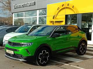 Schräge Frontansicht auf einen Opel Mokka , freigestellt