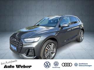 Schräge Frontansicht auf einen Audi Q5 , freigestellt