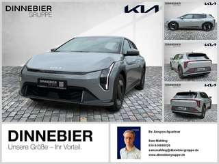 Schräge Frontansicht auf einen Kia EV4 , freigestellt