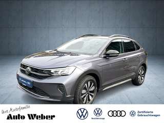 Schräge Frontansicht auf einen Volkswagen Taigo , freigestellt