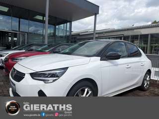 Schräge Frontansicht auf einen Opel Corsa , freigestellt