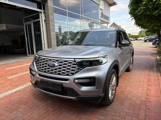 Schräge Frontansicht auf einen Ford Explorer , freigestellt