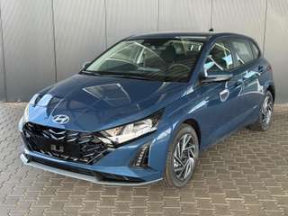 Schräge Frontansicht auf einen Hyundai i20 , freigestellt